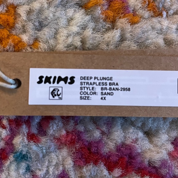 Skims Plunge Bra - Picture 4 of 4